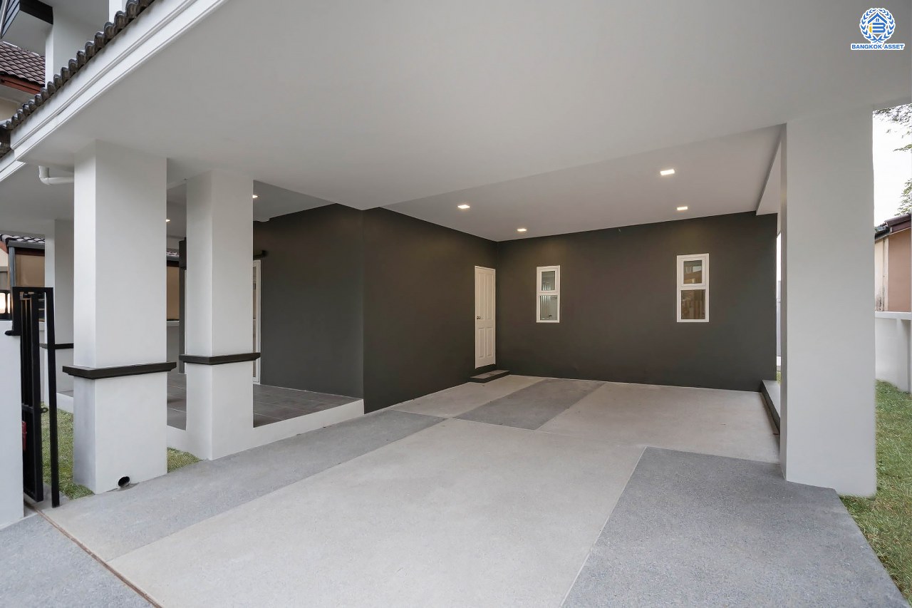 บ้านมือสองตกแต่งใหม่ โครงการ ลภาวัน15 ราชพฤกษ์ เนื้อที่ 50.5 ตร.ว. ฟังก์ชันครบ 3 ห้องนอน 3 ห้องน้ำ 2 ที่จอดรถ บ้านสวยสภาพดี พร้อมเข้าอยู่ บนทำเลศักยภาพติดถนนราชพฤกษ์ เชื่อมสู่แจ้งวัฒนะได้อย่างรวดเร็ว ใกล้รถไฟฟ้าสายสีม่วง "สถานีบางรักใหญ่"